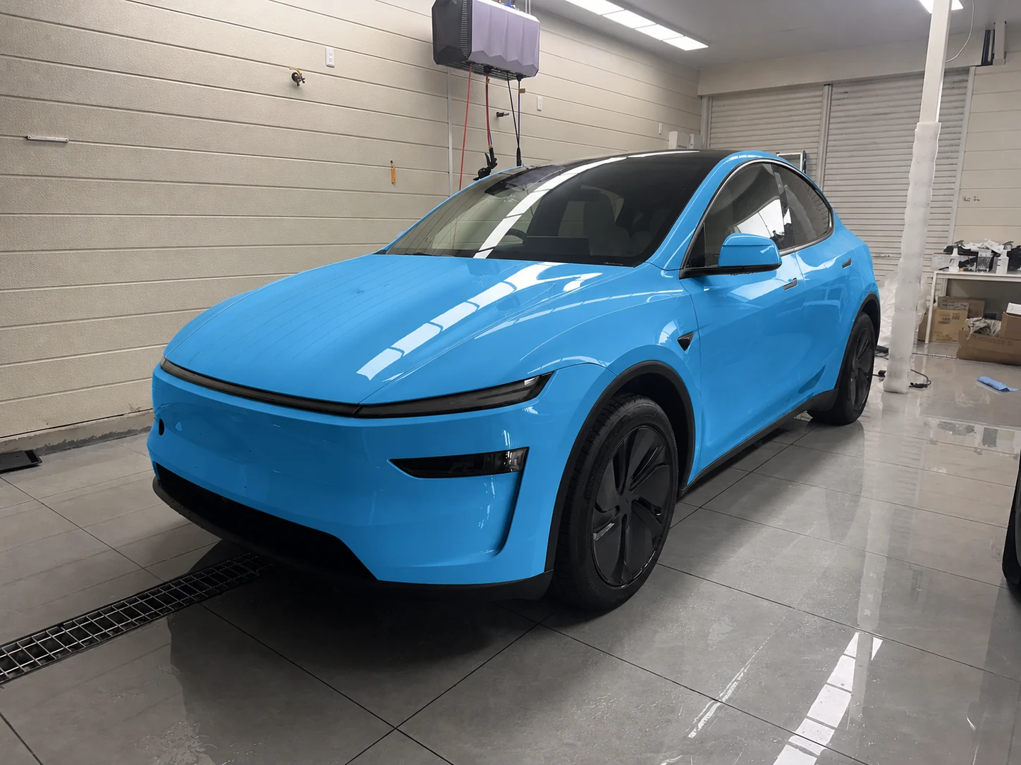 大阪の新型Tesla Model Y スカイブルー フロント左ビュー