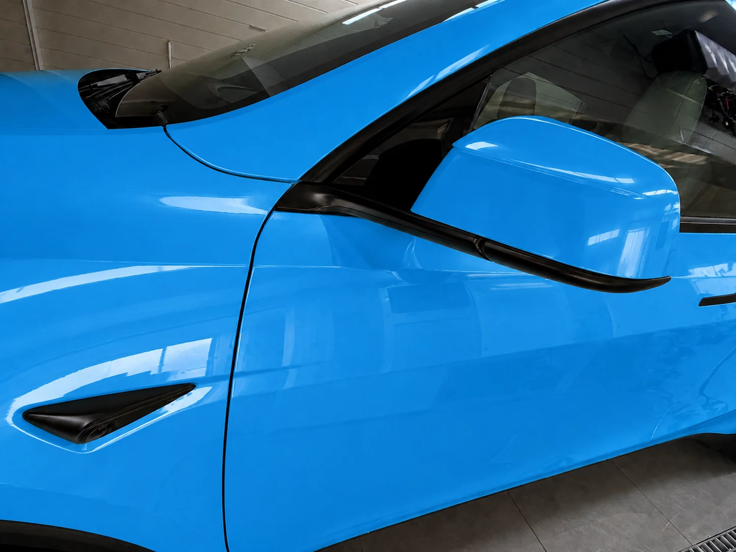 Tesla Model Y スカイブルー ミラー周辺