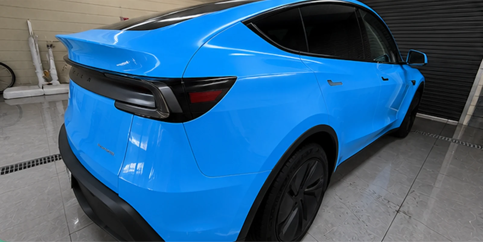 新型Tesla Model Y スカイブルー リア左ビュー
