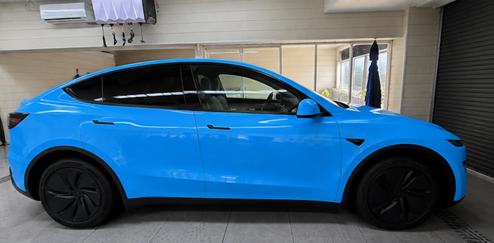 新型Tesla Model Y 3M 2080-G77 Sky Blue サイドビュー