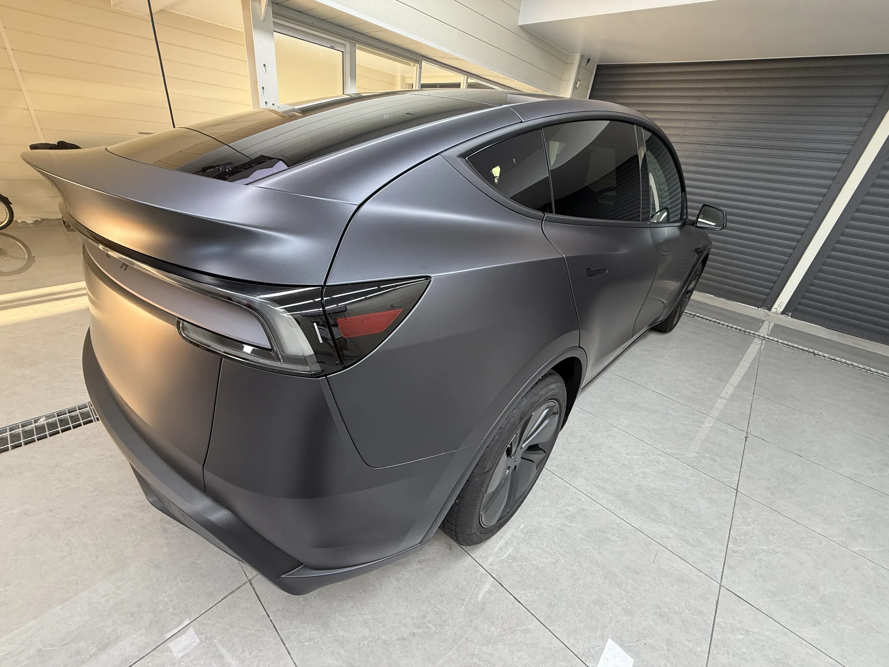 新型Tesla Model Y ステルスグレー 透明サテンPPF施工後 リア斜め