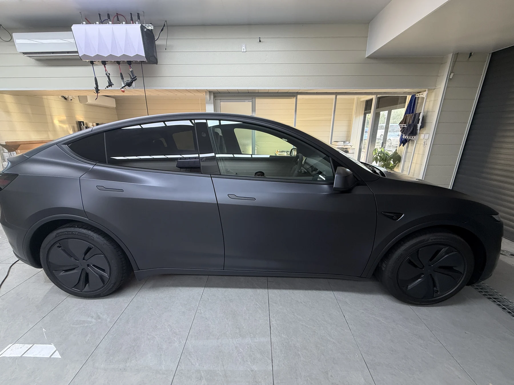 大阪PPF 新型Tesla Model Y ステルスグレー 透明サテンPPF施工後 サイドビュー