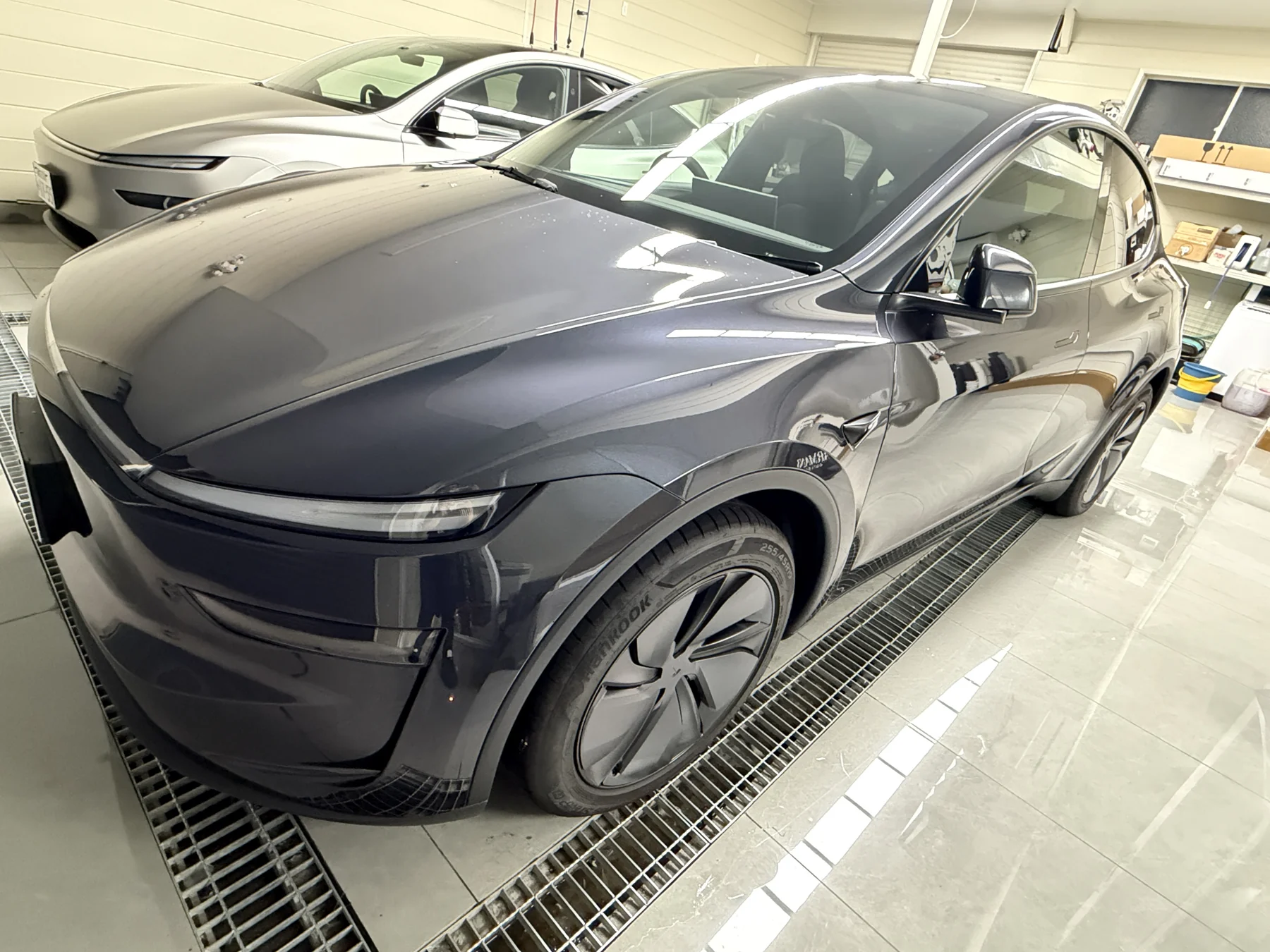 新型Tesla Model Y ステルスグレー 透明サテンPPF施工前 フロント斜め