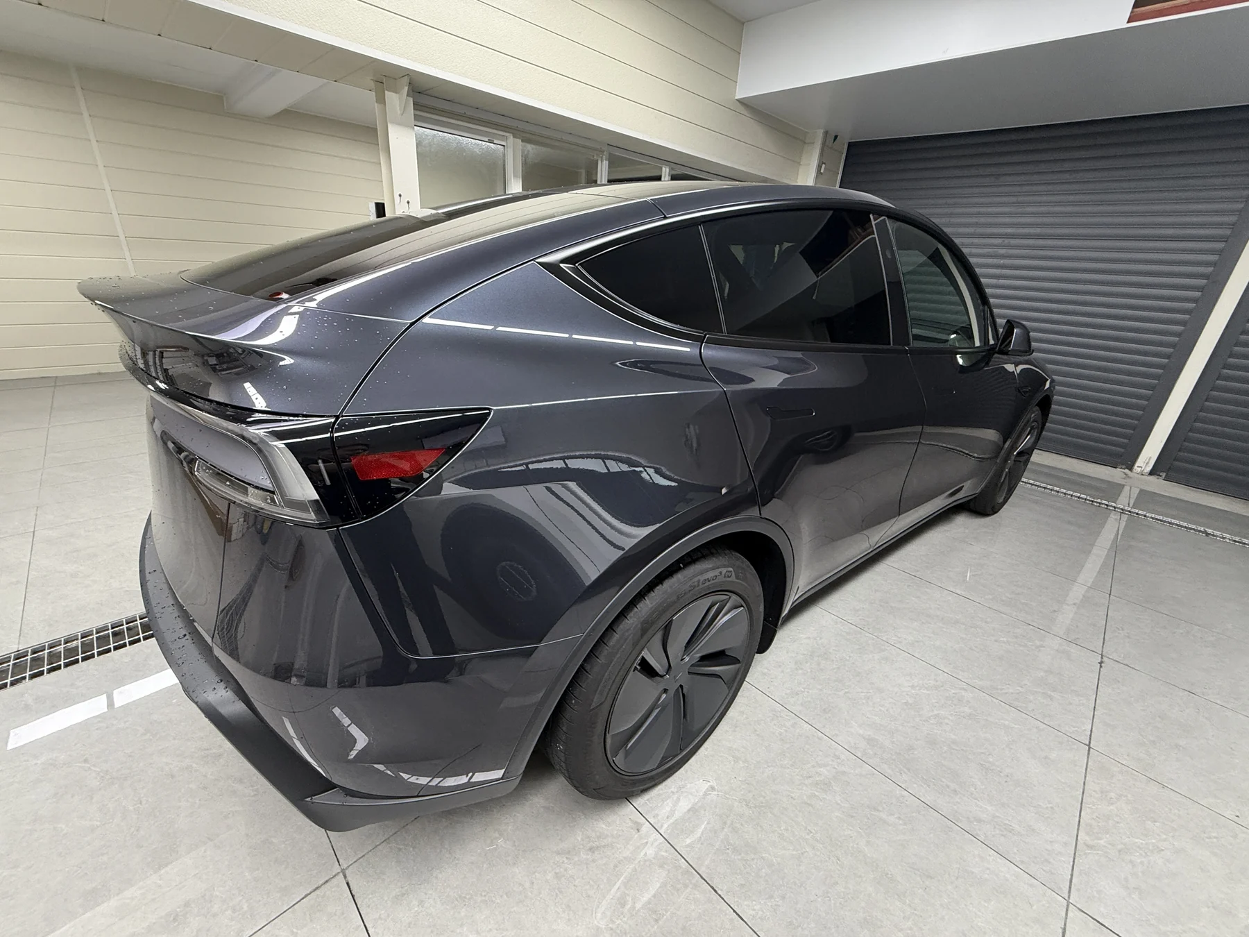 新型Tesla Model Y ステルスグレー 透明サテンPPF施工前 リア斜め