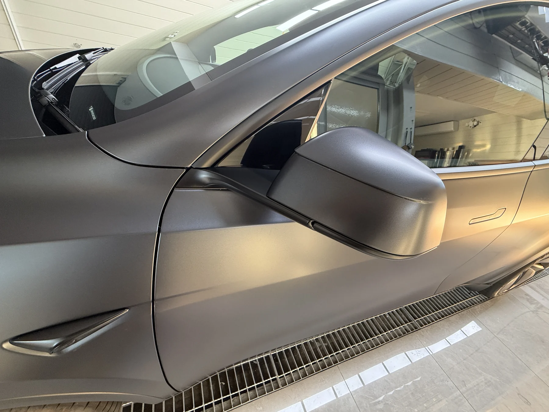 新型Tesla Model Y 透明サテンPPF フロントフェンダーとモール周辺