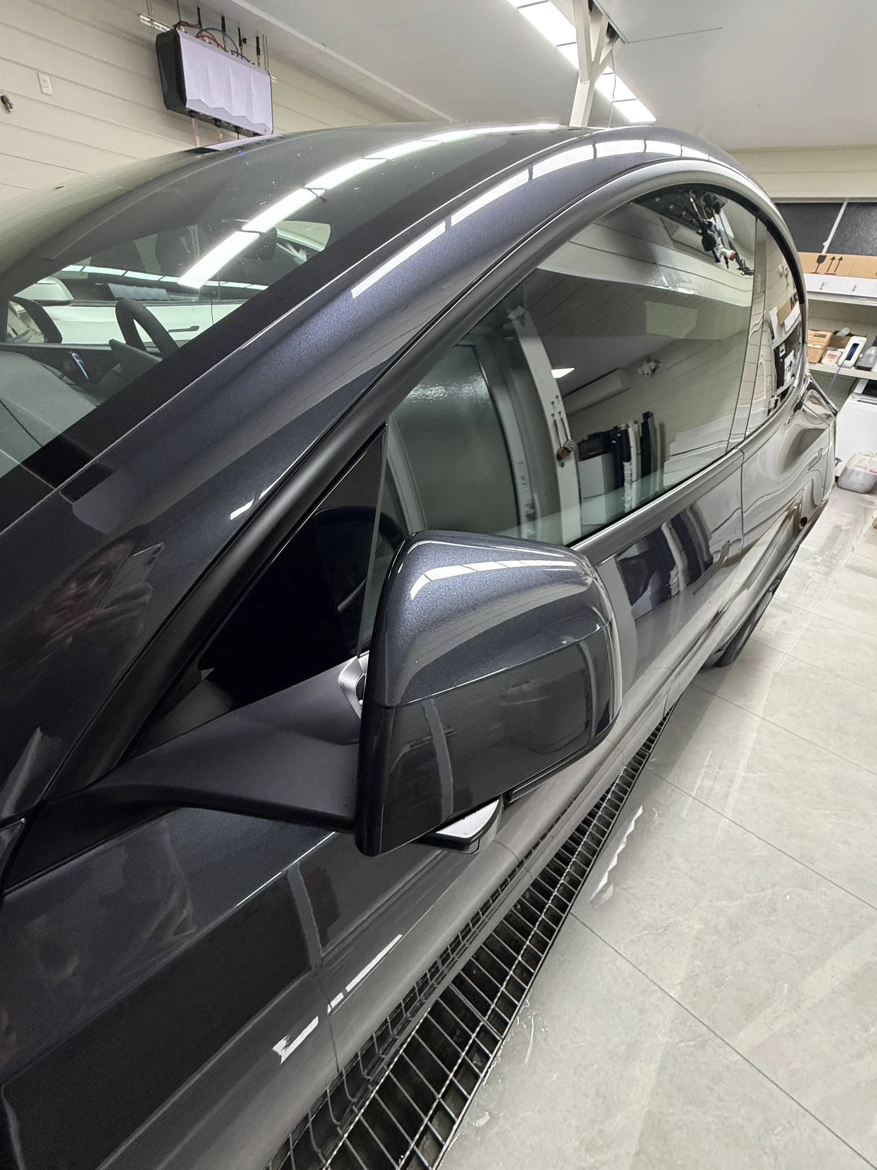 新型Tesla Model Y ウインドウモール マットブラックラッピング施工前
