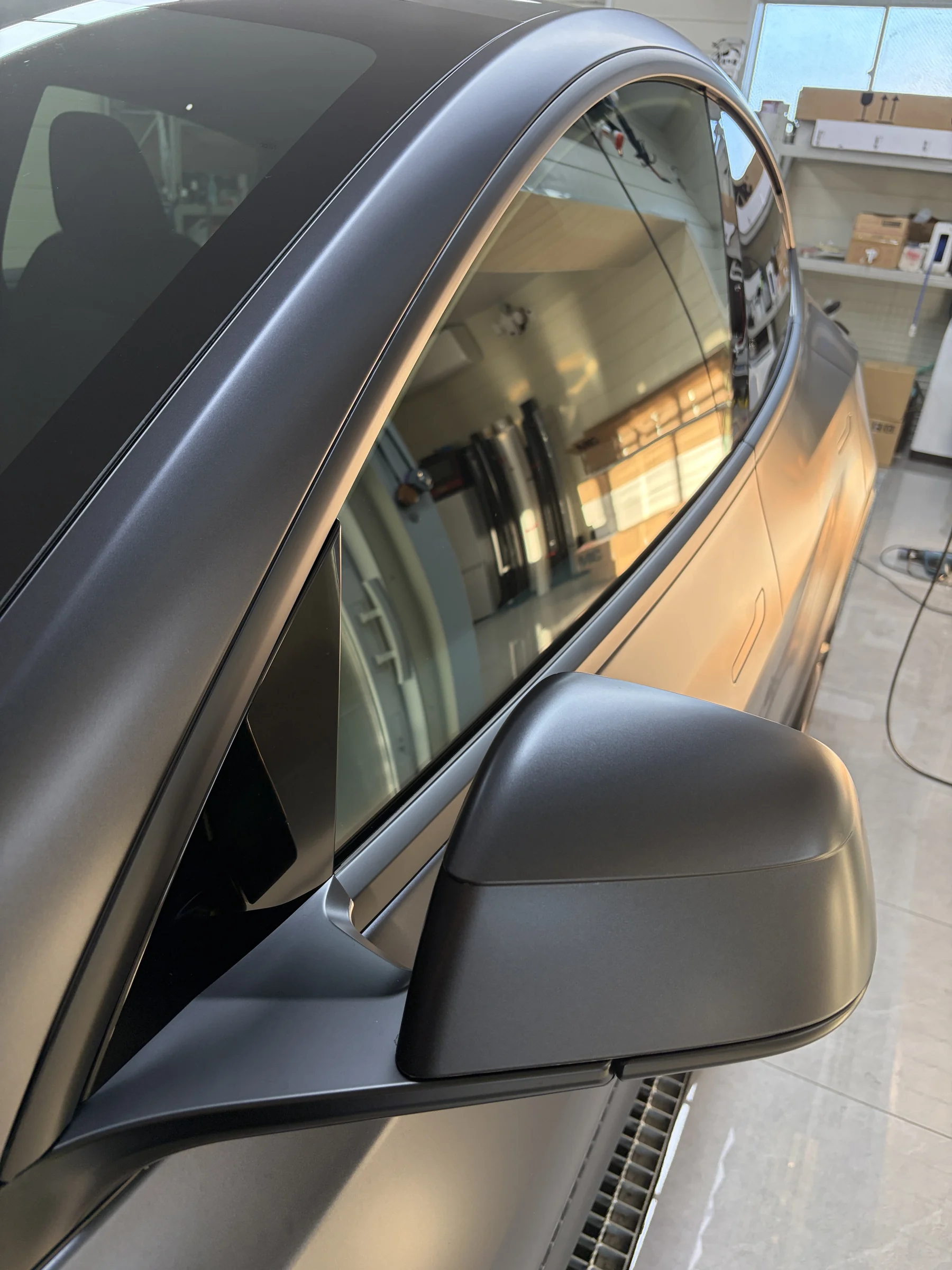 新型Tesla Model Y ウインドウモール マットブラックラッピング施工後