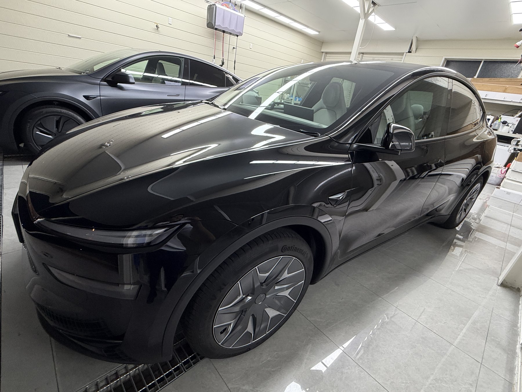 大阪 Tesla Model Y L ブラック 施工前 フロント45度