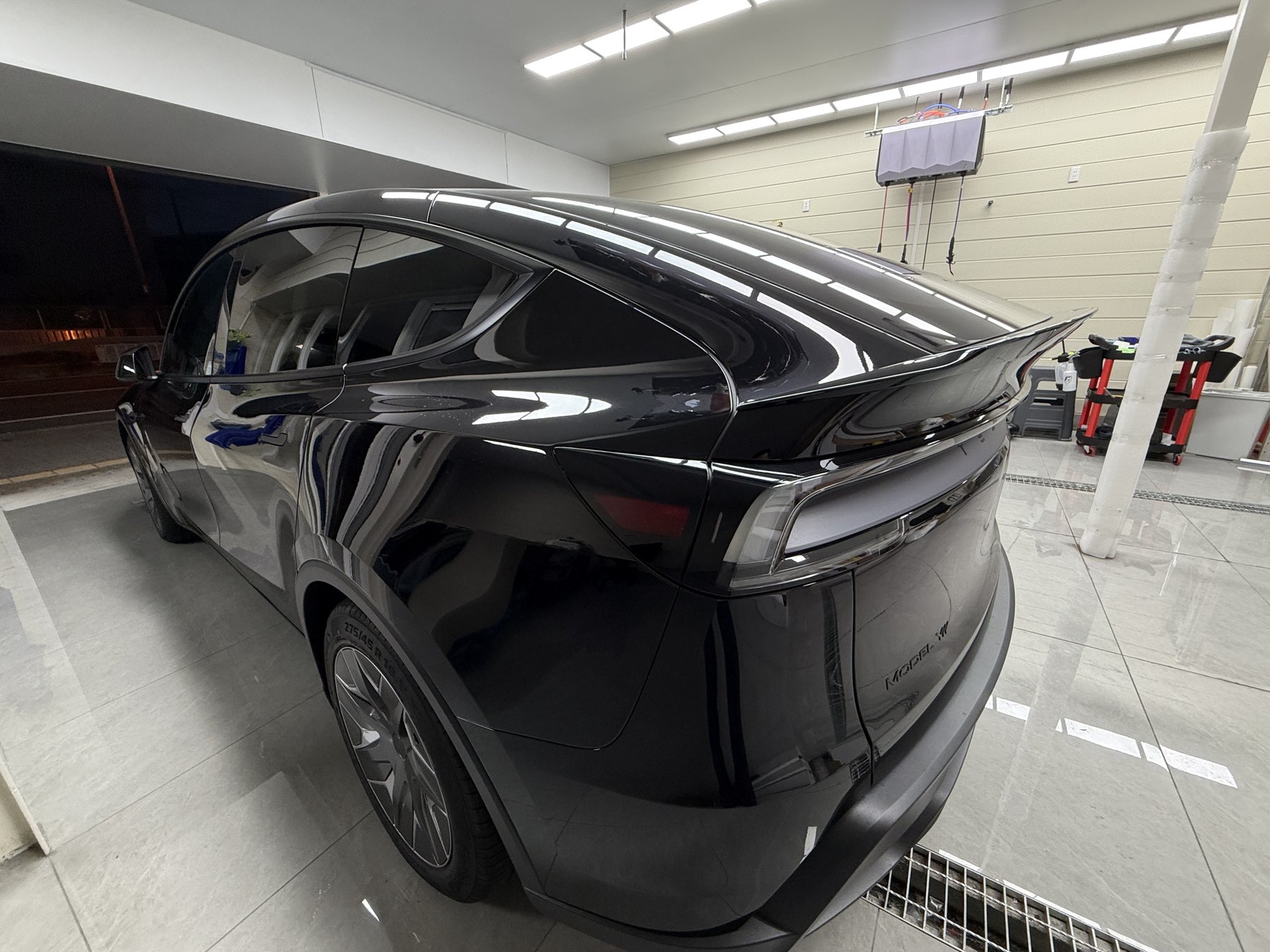 大阪 Tesla Model Y L ブラック 施工前 リア45度