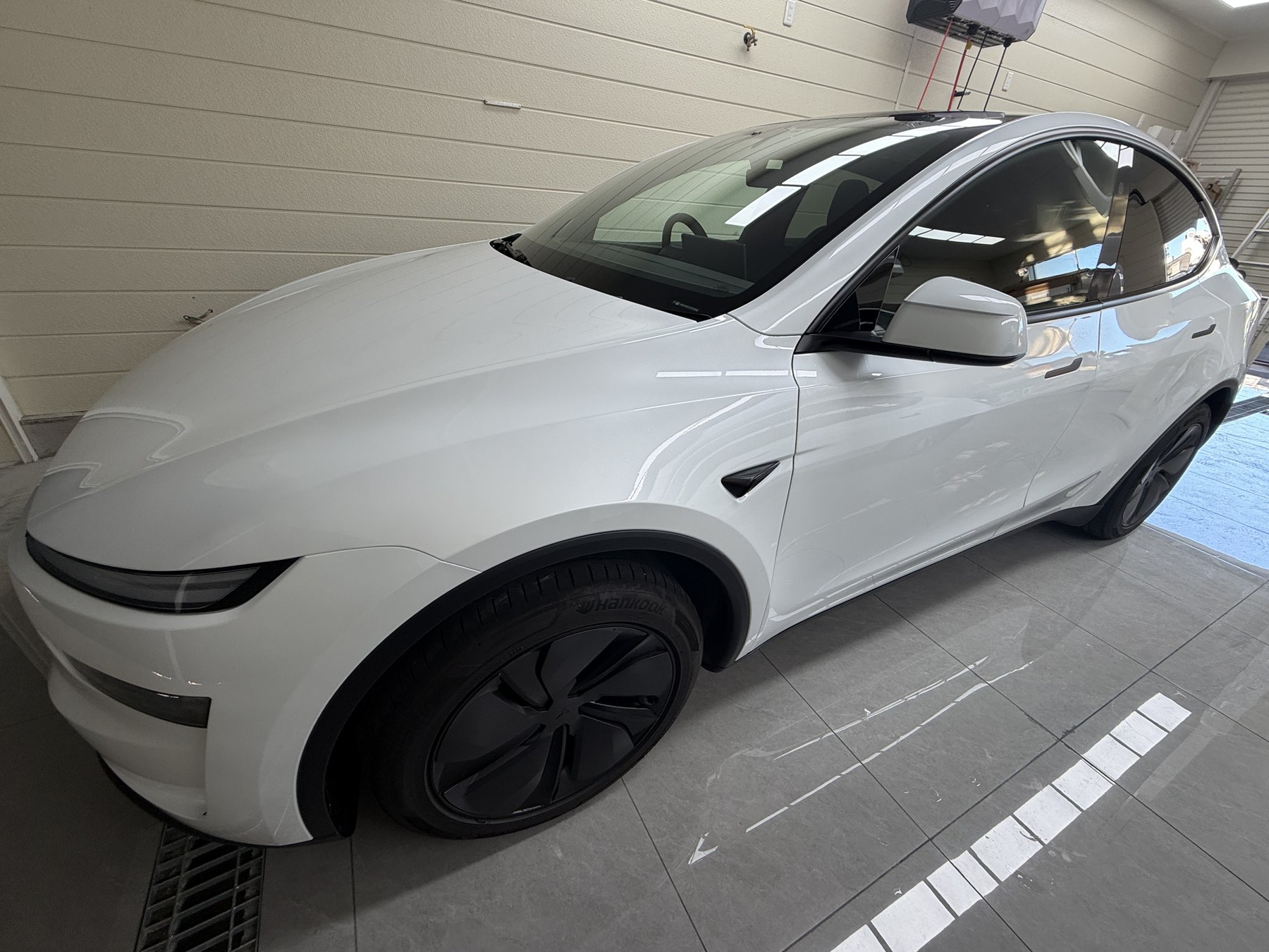 大阪 Tesla Model Y パールホワイト EISUI透明PPF施工後 フロント斜め EISUI WRAP