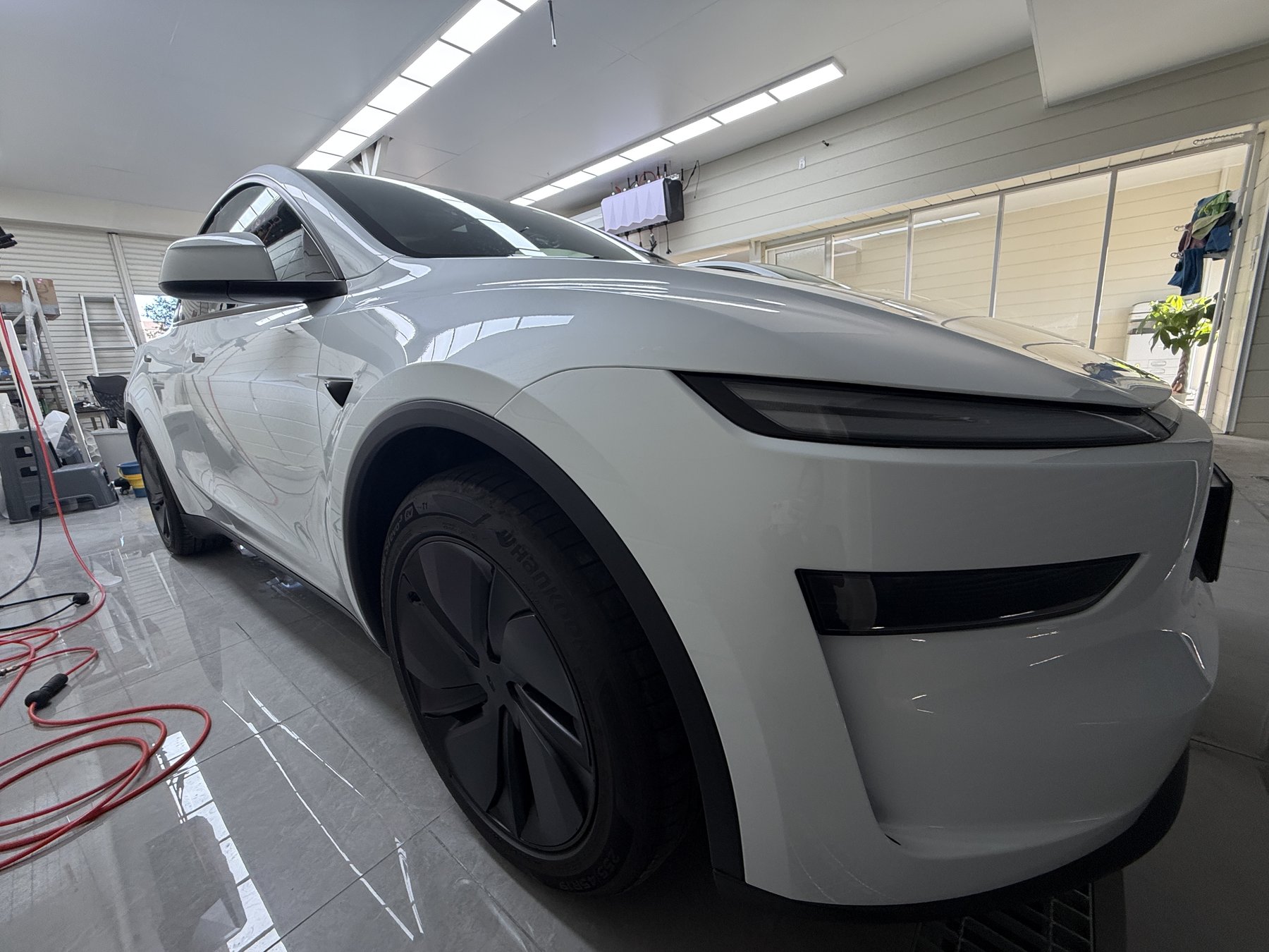 大阪 Tesla Model Y パールホワイト 透明PPF施工後 フロントローアングル