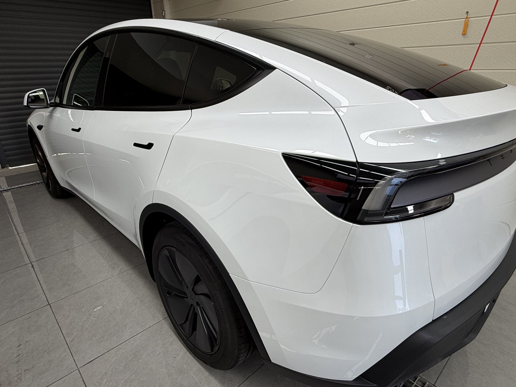 大阪 Tesla Model Y パールホワイト 透明PPF施工後 リア斜め