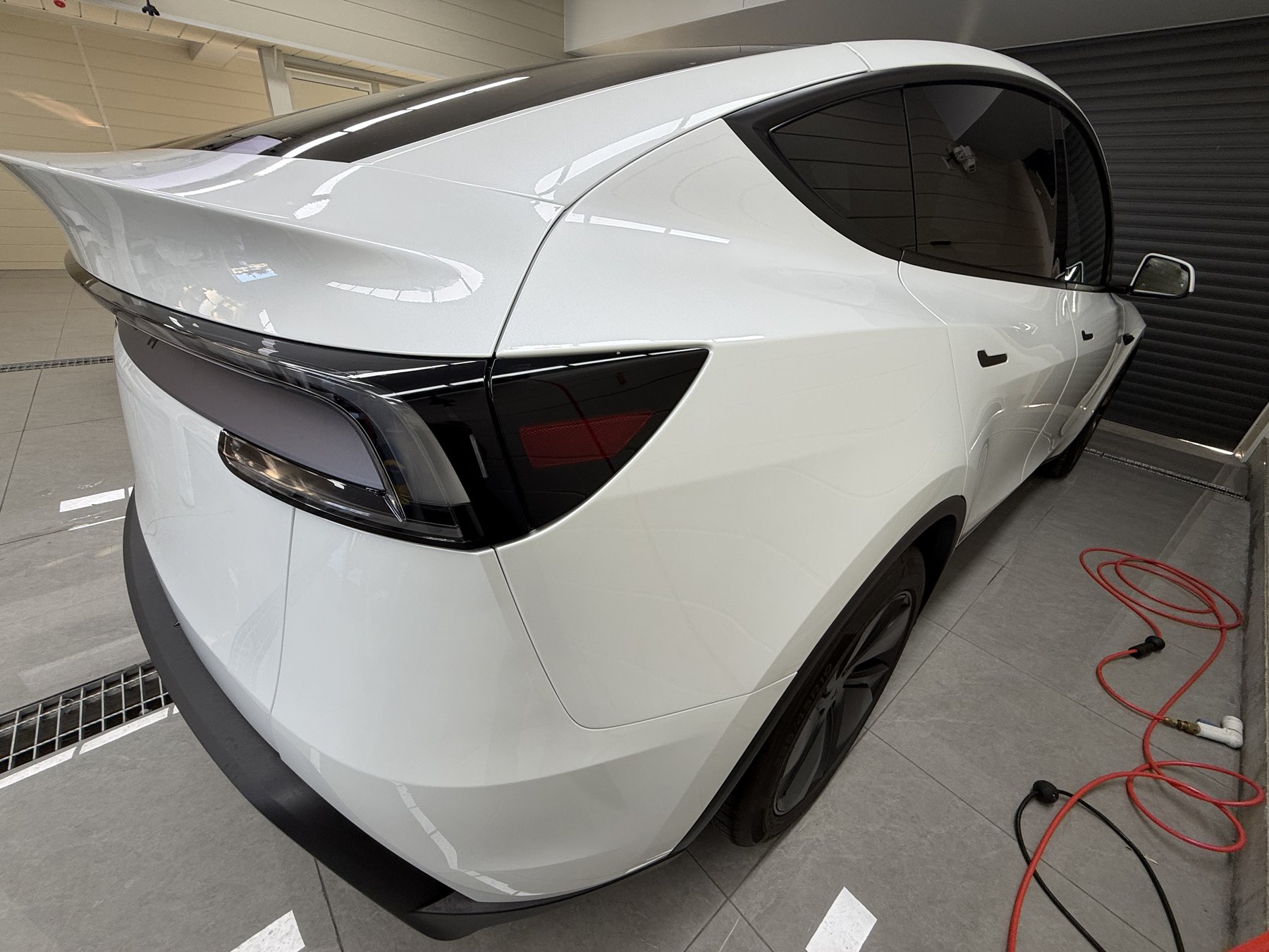 大阪 Tesla Model Y パールホワイト EISUI PPF施工後 リア左斜め