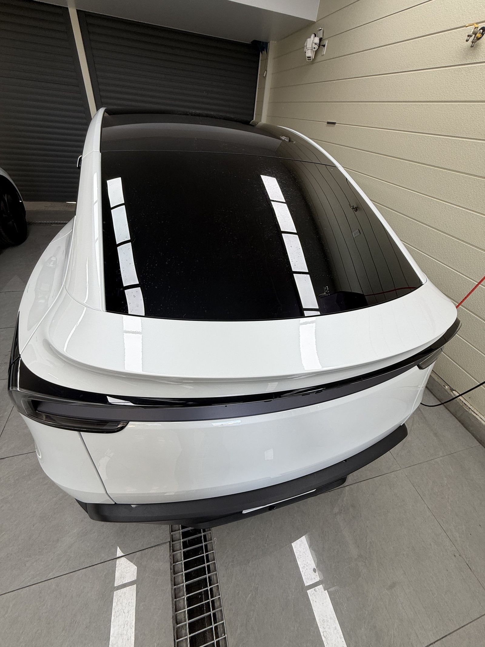 大阪 Tesla Model Y パールホワイト 透明PPF施工後 リア上部
