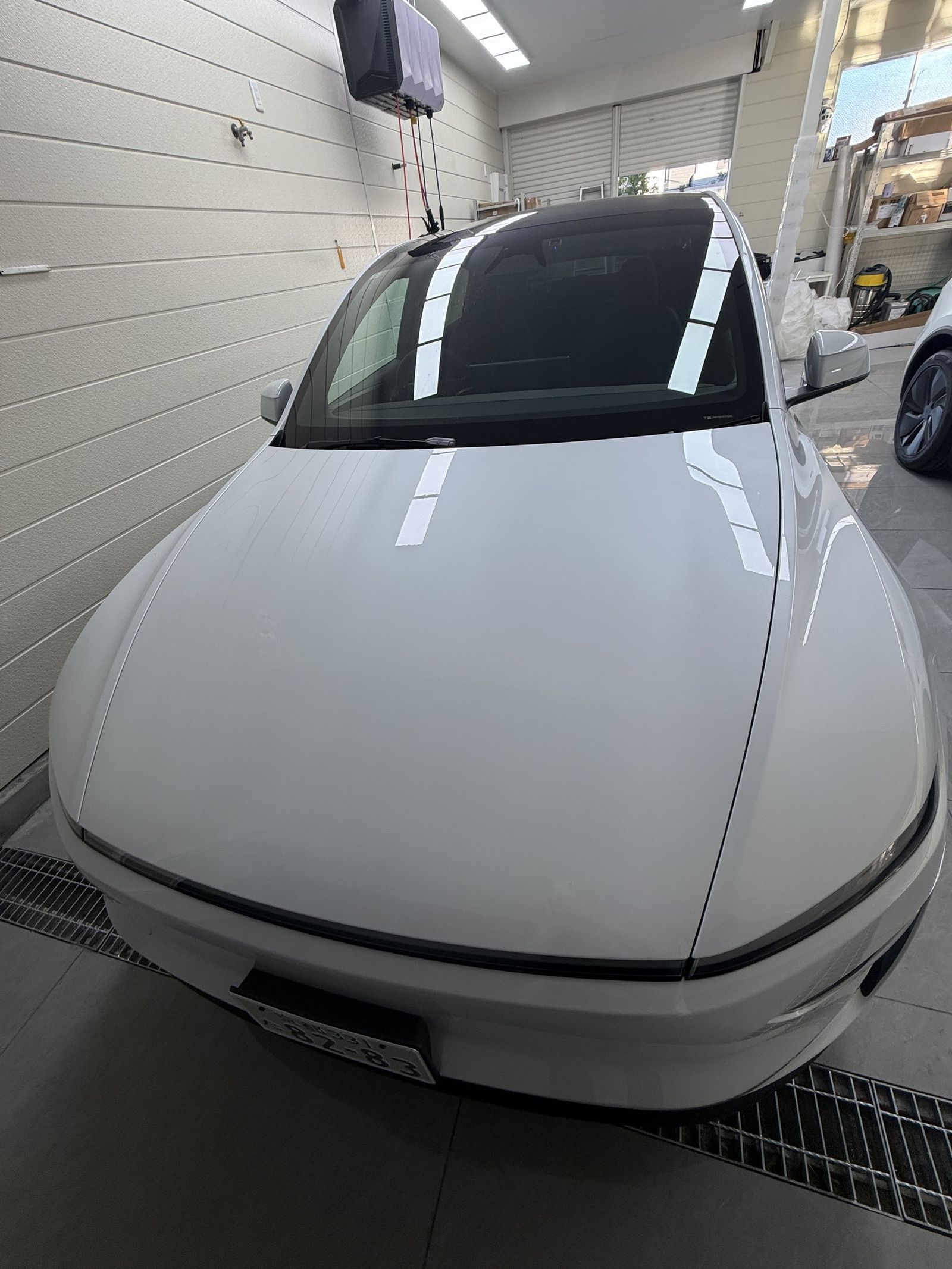 大阪 Tesla Model Y パールホワイト 透明PPF施工後 フロント上部