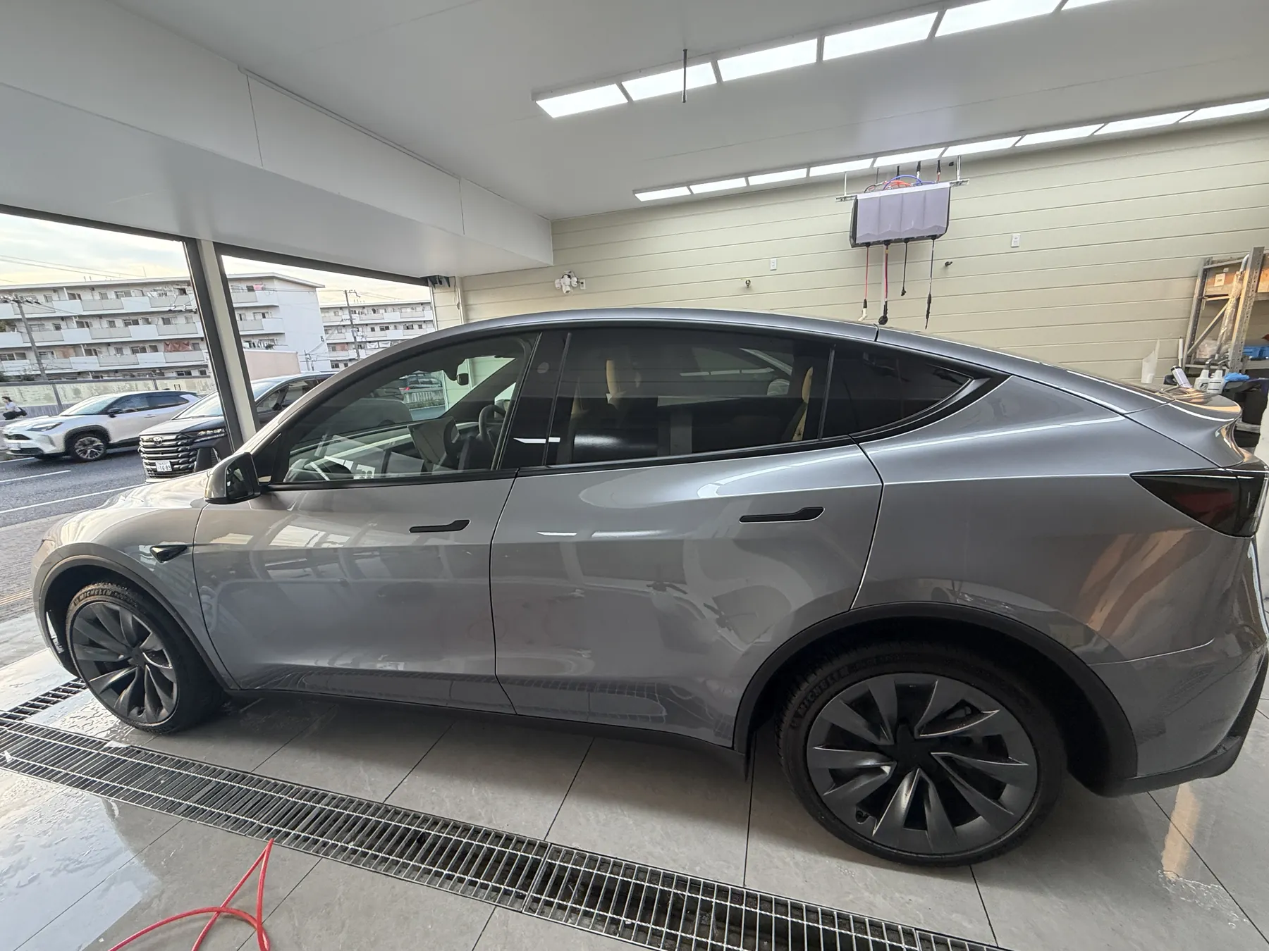 大阪 Tesla Model Y クイックシルバー EISUI透明PPF施工後 サイド
