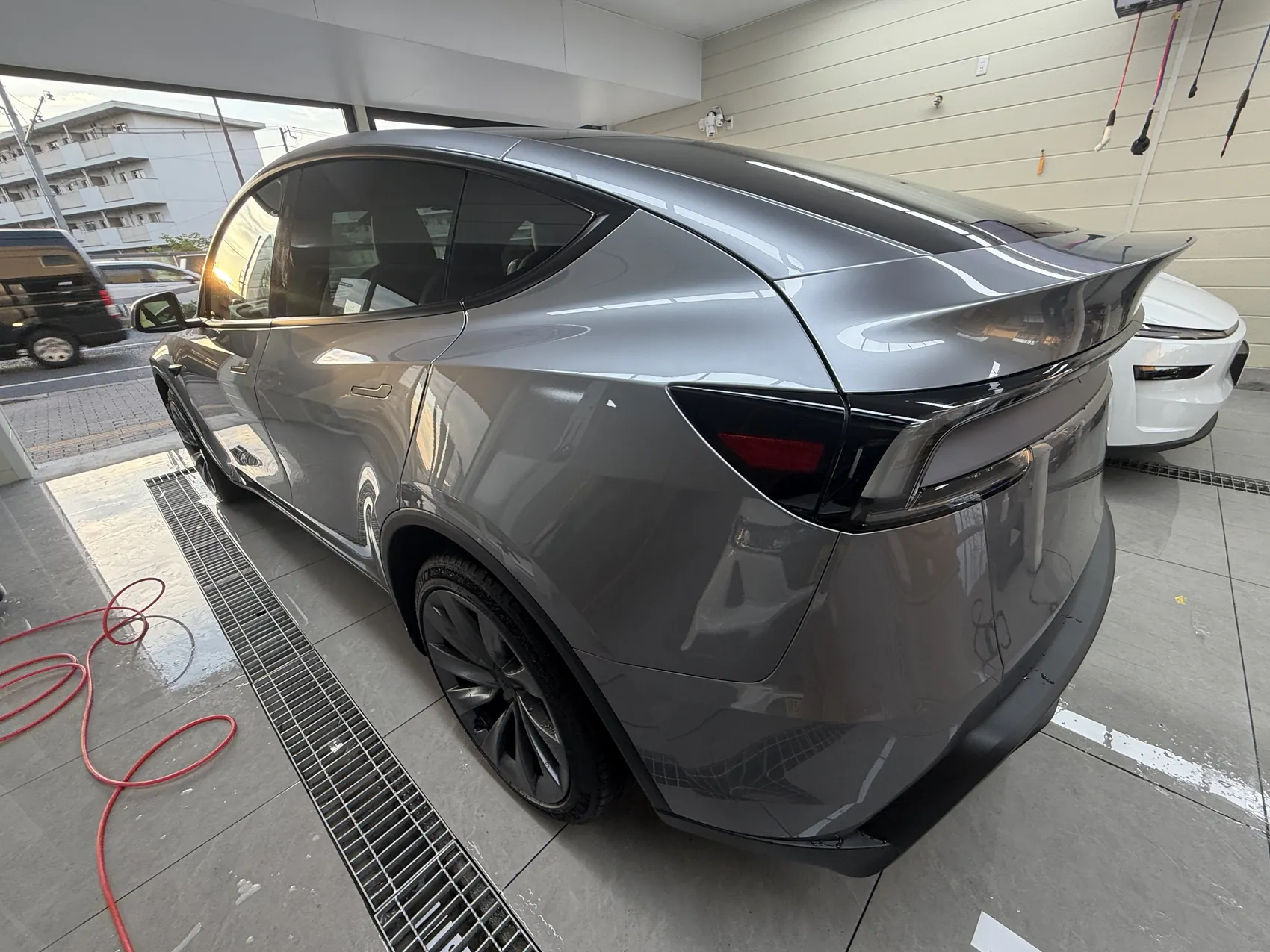 大阪 Tesla Model Y クイックシルバー EISUI PPF施工後 リアサイド