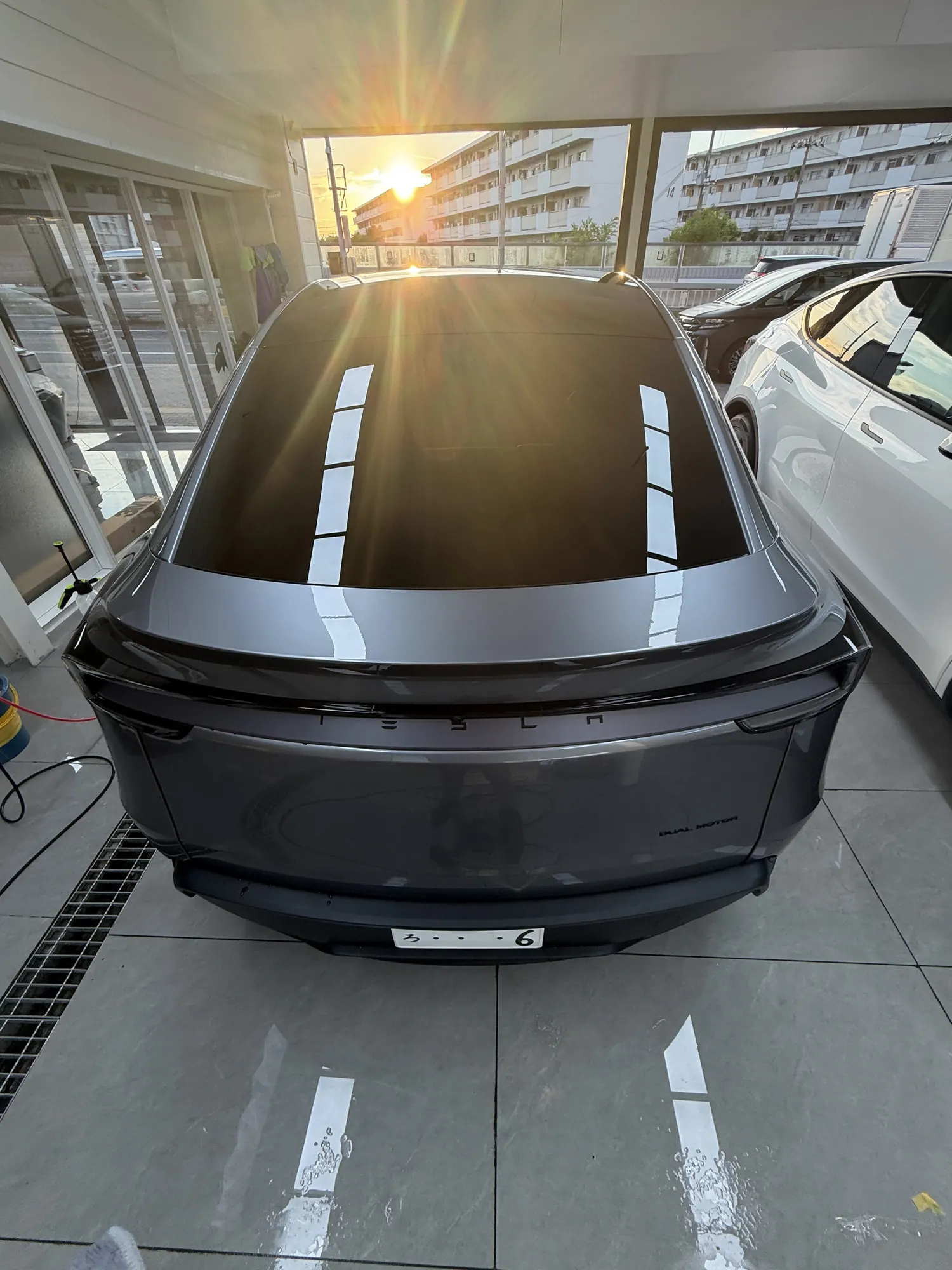 大阪 Tesla Model Y クイックシルバー 透明グロスPPF施工後 光沢