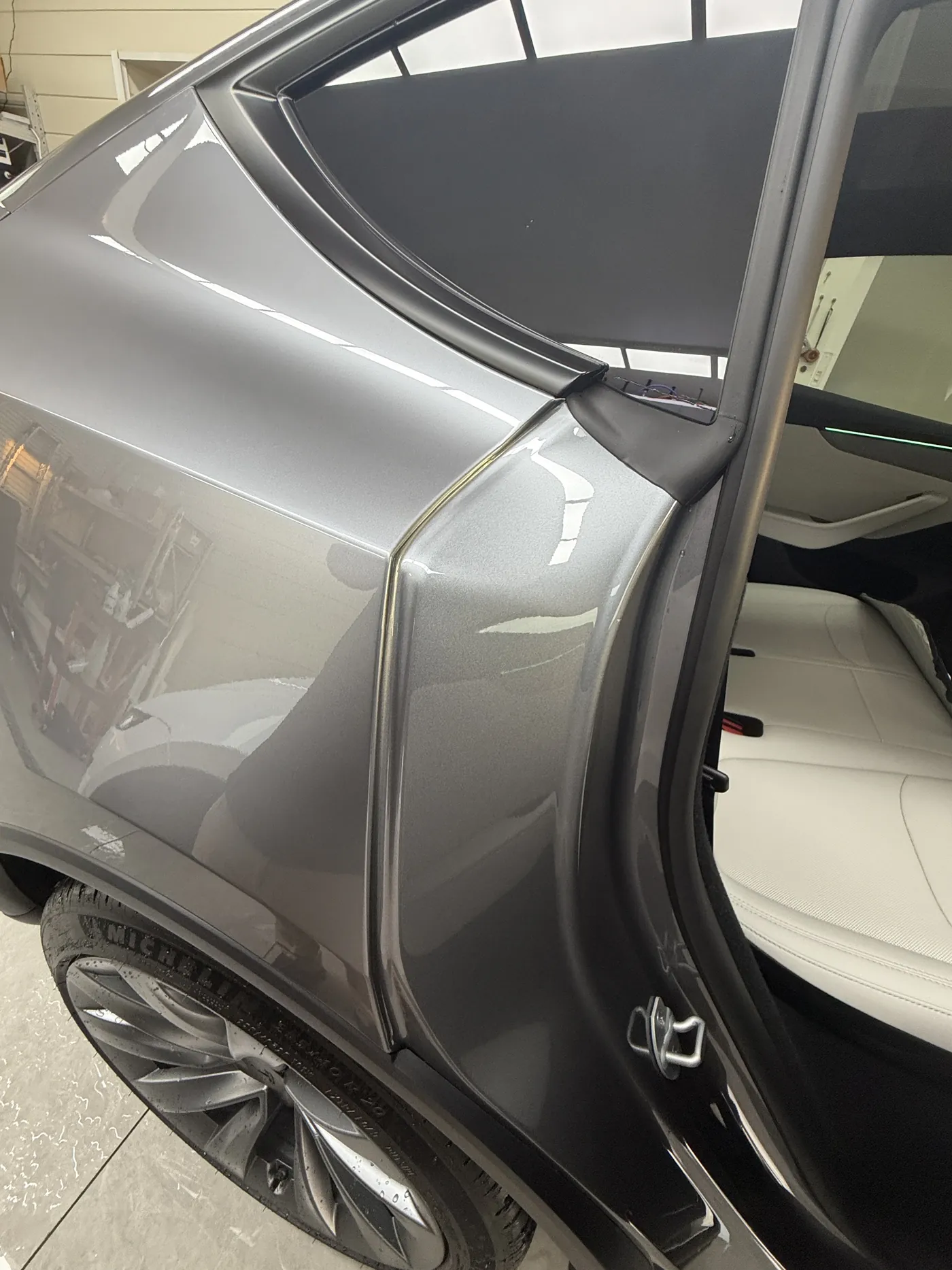 大阪 Tesla Model Y クイックシルバー 透明PPF パネル端部施工ディテール